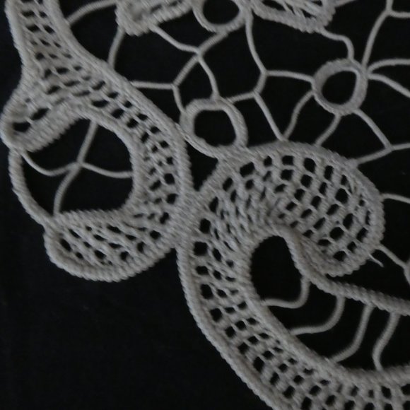 Stunning Vintage Handmade Crochet Floral Doily - Picture 4 of 10